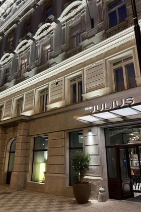 Osvětlení fasády hotelu The Julius Prague